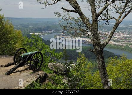 Cannon surplombe Moccasin Bend et Chattanooga en haut de Lookout Mountain, Tennessee. Banque D'Images