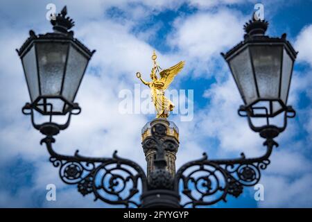 Vue sur la colonne de la victoire de berlin entre les anciennes lanternes de rue Banque D'Images