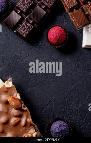 Fond de chocolats. Chocolat. Assortiment de chocolats fins en chocolat blanc, noir et au lait. Bonbons au chocolat praliné. Banque D'Images
