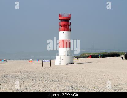 Pittoresque phare rouge blanc sur la plage du Nord Sea Island Helgoland à l'occasion D'une journée d'été Hazy et Sunny Avec UN ciel bleu clair Banque D'Images