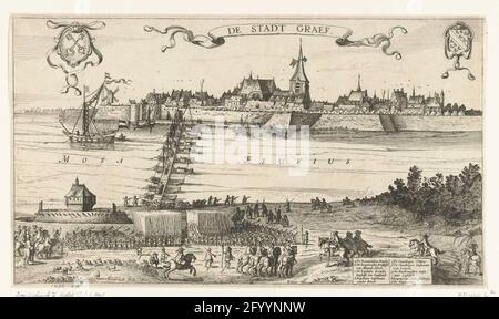 Arrivée du Schutterij van Leiden dans la tombe, 1622; le Stadt Graef; voyage du Leiden Schutterij vers la tombe, 1622. L'arrivée du Leiden Schutterij à la tombe, le 26 septembre 1622. Les troupes se rassemblent sur les rives de la Waal au Schipbrug. Au bas de la légende A-IJ. Au sommet de l'air les armes de Leiden et de tombe. Partie d'une série de 3 tirages du voyage de la milice de Leiden à la tombe pour garder la ville occupée afin que Maurits puisse s'entirer sur Bergen op Zoom. Sans les versets sous la plaque. Banque D'Images