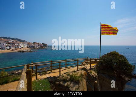 Calella de Palafrugell, Espagne, 1er mai 2020 - drapeau catalan sur le mât au-dessus de la mer Banque D'Images