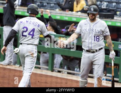 Pittsburgh, États-Unis. 30 mai 2021. Ryan McMahon, deuxième baseur des Rocheuses du Colorado (24), célèbre avec Matt Adams, premier baseur des Rocheuses du Colorado (18), après avoir obtenu une note sur un contrefort des Rocheuses du Colorado, Charlie Blackmon, double contre les pirates de Pittsburgh, en tête du neuvième repas, en conduisant la course de fianlage au PNC Park le dimanche 30 mai, 2021 à Pittsburgh. Colorado Rockies a gagné 4-3 .photo par Archie Carpenter/UPI crédit: UPI/Alay Live News Banque D'Images