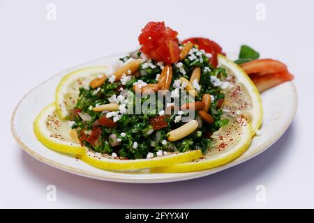 mézze alimentaire arabe, turque, libanese, comprend le houmous, le muhammara, moutabal, taboule et feuilles de vigne. Banque D'Images