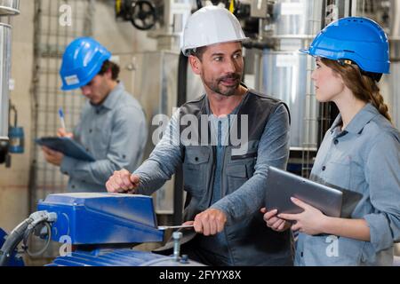 un ingénieur homme et femme contrôle la production Banque D'Images