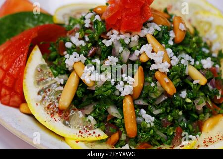 salade de persil vert frais avec tomates et pignons, cuisine libanaise Banque D'Images