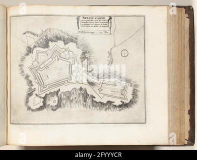 Carte de Bellegarde, ca. 1693-1696; Belle-Garde, est une petite place forte du Comté de Roussillon (...); les Forces de l'Europe, ou Description des Principales vides, avec leurs fortifications: Dessignées par LES MEILLEURS ingénieurs, parti privé celles (...) De la France, ne les plans DEVEÉ LEVEZ par M. DE VAUBAN. Carte des renforts à la ville française de Bellegarde. Partie de la sixième partie (1696) de la photo dans laquelle les faisceaux sont les huit parties des Forces de l'Europe émises entre 1693 et 1697. L'imprimerie se compose de 175 plaques avec plans (de Sébastien le Preterre, SEIG Banque D'Images