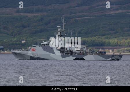 HMS Tamar (P233), un navire de patrouille de la classe du Lot 2 exploité par la Marine royale, dans son schéma de camouflage éblouissant récemment appliqué, au large de Greenock sur le Firth de Clyde. Banque D'Images