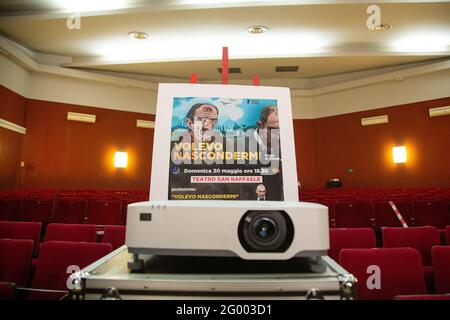 Rome, Italie. 31 mai 2021. Vue du théâtre San Raffaele à RomeItalian l'acteur Elio Germano, lauréat du prix David di Donatello 2021 comme meilleur acteur, a rejoint la manifestation des directeurs du théâtre San Raffaele dans le quartier de Trullo à Rome, Qui est sur le point d'être fermé par Vicariat après 40 ans de gestion de l'association 'il Cilindro'. (Photo de Matteo Nardone/Pacific Press) crédit: Pacific Press Media production Corp./Alay Live News Banque D'Images