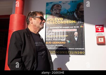 Rome, Italie. 31 mai 2021. Pino Cormani, directeur artistique du théâtre San Raffaele en Roméo l'acteur italien Elio Germano, lauréat du prix David di Donatello 2021 comme meilleur acteur, s'est joint à la protestation des directeurs du théâtre San Raffaele dans le quartier de Trullo à Rome, Qui est sur le point d'être fermé par Vicariat après 40 ans de gestion de l'association 'il Cilindro'. (Photo de Matteo Nardone/Pacific Press) crédit: Pacific Press Media production Corp./Alay Live News Banque D'Images