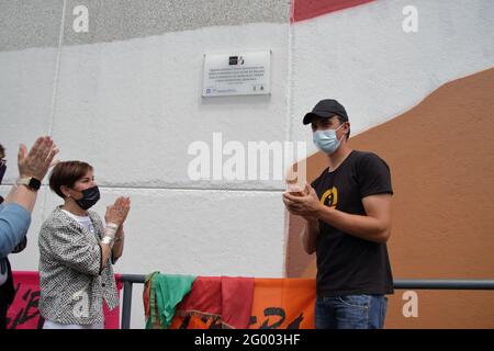 Pagani, Salerne, Italie - 30 mai 2021 : il a été inauguré en présence des autorités politiques et civiles de la ville de Pagani, de la fille Annamaria Torre, des membres de l'Association Marcello Torre et du Presidio di Pagani de l'Association libre (Associations, noms et nombres contre les mafias), une fresque dédiée à la mémoire de l'avocat Marcello Torre, ancien maire de Pagani est mort le 11 décembre 1980 aux mains de la Camorra. L'œuvre d'art représentant le visage du politicien païen et avocat très aimé par tous, a été confié à la compétence et aux mains de Banque D'Images