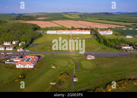 Turnberry, Écosse, Royaume-Uni. 30 mai 2021. PHOTO : vue de drone du Trump Turnberry Golf Resort sous le soleil de l'après-midi. Les restrictions ont été levées, permettant à l'hôtel de rouvrir pour permettre aux touristes d'entrer et de jouer une partie de golf. L'ancien président américain Donald Trump devait l'hôtel et le complexe de golf, qui est passé à son fils Eric Trump quand son père est entré en fonction à la Maison Blanche. Pic Credit: Colin Fisher/Alay Live News Banque D'Images