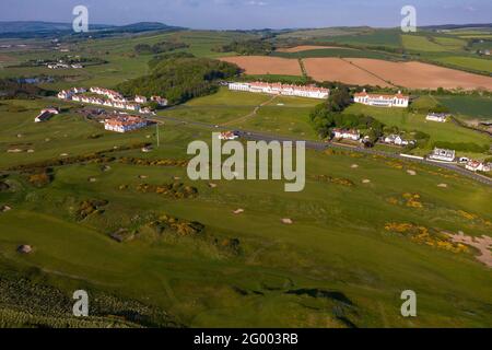 Turnberry, Écosse, Royaume-Uni. 30 mai 2021. PHOTO : vue de drone du Trump Turnberry Golf Resort sous le soleil de l'après-midi. Les restrictions ont été levées, permettant à l'hôtel de rouvrir pour permettre aux touristes d'entrer et de jouer une partie de golf. L'ancien président américain Donald Trump devait l'hôtel et le complexe de golf, qui est passé à son fils Eric Trump quand son père est entré en fonction à la Maison Blanche. Pic Credit: Colin Fisher/Alay Live News Banque D'Images