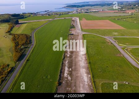 Turnberry, Écosse, Royaume-Uni. 30 mai 2021. PHOTO : vue de drone du Trump Turnberry Golf Resort sous le soleil de l'après-midi. Les restrictions ont été levées, permettant à l'hôtel de rouvrir pour permettre aux touristes d'entrer et de jouer une partie de golf. L'ancien président américain Donald Trump devait l'hôtel et le complexe de golf, qui est passé à son fils Eric Trump quand son père est entré en fonction à la Maison Blanche. Pic Credit: Colin Fisher/Alay Live News Banque D'Images