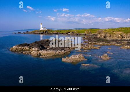 Turnberry, Écosse, Royaume-Uni. 30 mai 2021. PHOTO : vue de drone du Trump Turnberry Golf Resort sous le soleil de l'après-midi. Les restrictions ont été levées, permettant à l'hôtel de rouvrir pour permettre aux touristes d'entrer et de jouer une partie de golf. L'ancien président américain Donald Trump devait l'hôtel et le complexe de golf, qui est passé à son fils Eric Trump quand son père est entré en fonction à la Maison Blanche. Pic Credit: Colin Fisher/Alay Live News Banque D'Images