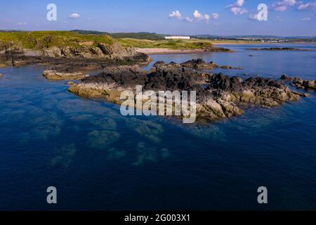 Turnberry, Écosse, Royaume-Uni. 30 mai 2021. PHOTO : vue de drone du Trump Turnberry Golf Resort sous le soleil de l'après-midi. Les restrictions ont été levées, permettant à l'hôtel de rouvrir pour permettre aux touristes d'entrer et de jouer une partie de golf. L'ancien président américain Donald Trump devait l'hôtel et le complexe de golf, qui est passé à son fils Eric Trump quand son père est entré en fonction à la Maison Blanche. Pic Credit: Colin Fisher/Alay Live News Banque D'Images