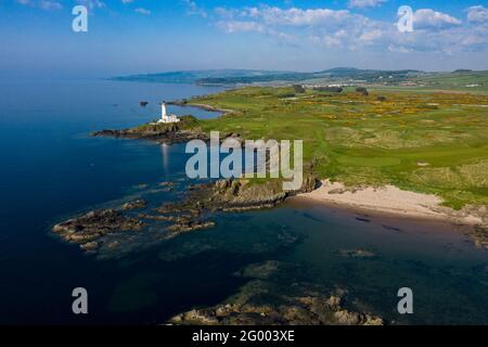 Turnberry, Écosse, Royaume-Uni. 30 mai 2021. PHOTO : vue de drone du Trump Turnberry Golf Resort sous le soleil de l'après-midi. Les restrictions ont été levées, permettant à l'hôtel de rouvrir pour permettre aux touristes d'entrer et de jouer une partie de golf. L'ancien président américain Donald Trump devait l'hôtel et le complexe de golf, qui est passé à son fils Eric Trump quand son père est entré en fonction à la Maison Blanche. Pic Credit: Colin Fisher/Alay Live News Banque D'Images