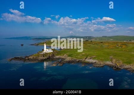 Turnberry, Écosse, Royaume-Uni. 30 mai 2021. PHOTO : vue de drone du Trump Turnberry Golf Resort sous le soleil de l'après-midi. Les restrictions ont été levées, permettant à l'hôtel de rouvrir pour permettre aux touristes d'entrer et de jouer une partie de golf. L'ancien président américain Donald Trump devait l'hôtel et le complexe de golf, qui est passé à son fils Eric Trump quand son père est entré en fonction à la Maison Blanche. Pic Credit: Colin Fisher/Alay Live News Banque D'Images