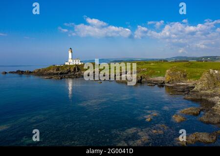 Turnberry, Écosse, Royaume-Uni. 30 mai 2021. PHOTO : vue de drone du Trump Turnberry Golf Resort sous le soleil de l'après-midi. Les restrictions ont été levées, permettant à l'hôtel de rouvrir pour permettre aux touristes d'entrer et de jouer une partie de golf. L'ancien président américain Donald Trump devait l'hôtel et le complexe de golf, qui est passé à son fils Eric Trump quand son père est entré en fonction à la Maison Blanche. Pic Credit: Colin Fisher/Alay Live News Banque D'Images