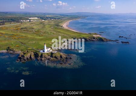 Turnberry, Écosse, Royaume-Uni. 30 mai 2021. PHOTO : vue de drone du Trump Turnberry Golf Resort sous le soleil de l'après-midi. Les restrictions ont été levées, permettant à l'hôtel de rouvrir pour permettre aux touristes d'entrer et de jouer une partie de golf. L'ancien président américain Donald Trump devait l'hôtel et le complexe de golf, qui est passé à son fils Eric Trump quand son père est entré en fonction à la Maison Blanche. Pic Credit: Colin Fisher/Alay Live News Banque D'Images