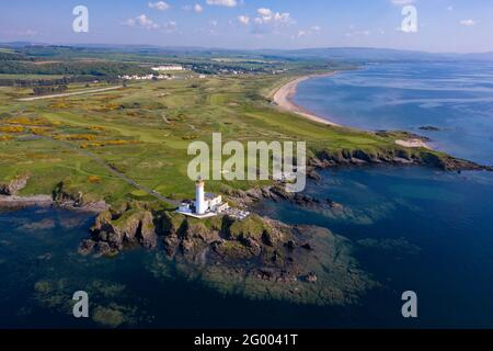 Turnberry, Écosse, Royaume-Uni. 30 mai 2021. PHOTO : vue de drone du Trump Turnberry Golf Resort sous le soleil de l'après-midi. Les restrictions ont été levées, permettant à l'hôtel de rouvrir pour permettre aux touristes d'entrer et de jouer une partie de golf. L'ancien président américain Donald Trump devait l'hôtel et le complexe de golf, qui est passé à son fils Eric Trump quand son père est entré en fonction à la Maison Blanche. Pic Credit: Colin Fisher/Alay Live News Banque D'Images