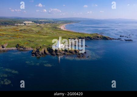 Turnberry, Écosse, Royaume-Uni. 30 mai 2021. PHOTO : vue de drone du Trump Turnberry Golf Resort sous le soleil de l'après-midi. Les restrictions ont été levées, permettant à l'hôtel de rouvrir pour permettre aux touristes d'entrer et de jouer une partie de golf. L'ancien président américain Donald Trump devait l'hôtel et le complexe de golf, qui est passé à son fils Eric Trump quand son père est entré en fonction à la Maison Blanche. Pic Credit: Colin Fisher/Alay Live News Banque D'Images