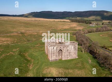 Vue aérienne du château de l'Hermitage près de Newcastleton, Liddesdale, Écosse. Banque D'Images