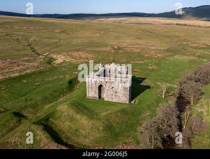 Vue aérienne du château de l'Hermitage près de Newcastleton, Liddesdale, Écosse. Banque D'Images