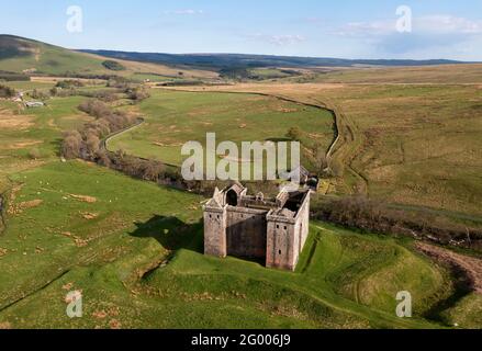 Vue aérienne du château de l'Hermitage près de Newcastleton, Liddesdale, Écosse. Banque D'Images