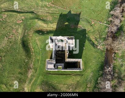 Vue aérienne du château de l'Hermitage près de Newcastleton, Liddesdale, Écosse. Banque D'Images