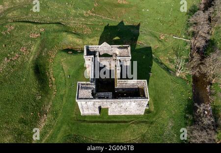 Vue aérienne du château de l'Hermitage près de Newcastleton, Liddesdale, Écosse. Banque D'Images