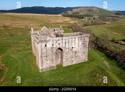 Vue aérienne du château de l'Hermitage près de Newcastleton, Liddesdale, Écosse. Banque D'Images