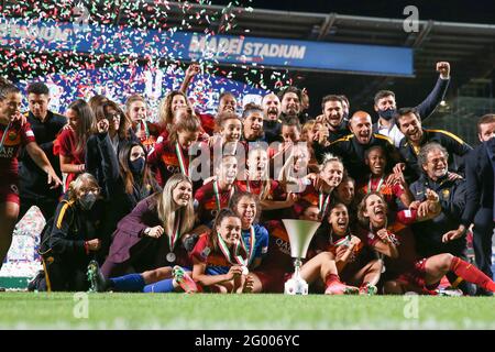 Sassuolo, Italie, 30 mai 2021. ALORS QUE les joueurs et le personnel roms célèbrent avec le trophée après la victoire de tir de pénalité dans le match de finale de la Femminile de Coppa Italia au stade Mapei - Cittˆ del Tricolor, Sassuolo. Le crédit photo devrait se lire: Jonathan Moscrop / Sportimage Banque D'Images