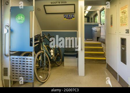 Vélo sur le train Exo à destination de Saint-Jérôme, Québec, Canada Banque D'Images