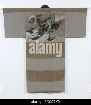 Nagajuban pour hommes avec dragon montante. Undercono (Nagajuban) pour un homme avec un ornement à la moitié supérieure du dos d'une représentation d'un dragon vert sortant de l'eau en imitation d'une peinture à l'encre de l'artiste Kyoto Kondô Shiun. Au-dessus et en dessous de trois pneus à motif losanges. Soie gris clair avec décoration en yuzen et détail éclaboussé. Doublure en soie blanche. Banque D'Images