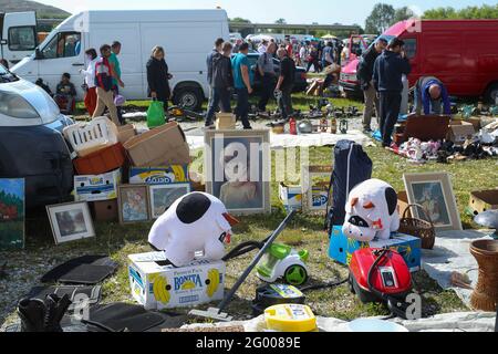 (210530) -- ZAGREB, le 30 mai 2021 (Xinhua) -- les gens visitent le marché aux puces de Hrelic à Zagreb, Croatie, le 30 mai 2021. Le célèbre marché aux puces de Zagreb a rouvert dimanche alors que la situation épidémiologique dans le pays ne cesse de s'améliorer. (Zeljko Lukunic/Pixsell via Xinhua) Banque D'Images