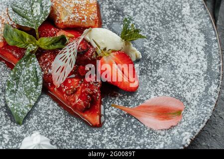 Pizza aux fruits grillés avec fraises fraîches. Meilleur dessert d'été. Banque D'Images