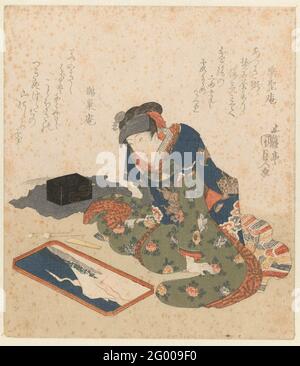 Femme fait une peinture de sable. Une femme assise (acteur Segawa Kikunojô v (1802-32) dans un rôle inconnu de femme), fait une peinture de sable sur une feuille de laque. En plus de la peinture, deux cuillères sont une spatule en bois et sont extrêmement laissées une boîte de laque. Le tableau présente la montagne du Fuji, vue depuis la plage de Matsu No Shimabara. Le nuage à côté de Fuji, sous la forme d'un dragon, fait référence à la nouvelle année du dragon. La fabrication de tableaux sur le sable a été une conséquence aimée pour les femmes des années 1920 à partir du XIXe siècle, peut-être avant. Avec deux poèmes. Banque D'Images
