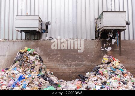 Moscou. Russie. Octobre 2020. Élimination des déchets après le convoyeur à l'usine de traitement des déchets. Les déchets tombent des collecteurs d'ordures et forme hea Banque D'Images