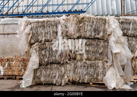 Les sacs transparents sont comprimés en cubes. Le film transparent est assemblé séparément avant d'être transporté pour recyclage. Banque D'Images