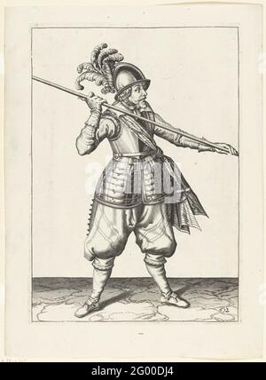 Le soldat portant sa brochette, les deux mains éloignées au-dessus de son épaule droite, a ciblé le point en diagonale vers le sol; Arms handhe van Roers Musquettes et The Splies. Un soldat, pour les pieds, qui porte une brochette (lance) au-dessus de son épaule droite, a visé le point diagonalement au sol. Ses mains très éloignées de la brochette. Il s'agit de la première opération permettant d'abaisser la brochette afin de continuer dans le cadre d'un gain. Cet imprimé fait partie de la gamme de 32 imprimés numérotés de brochettes des bras. Banque D'Images