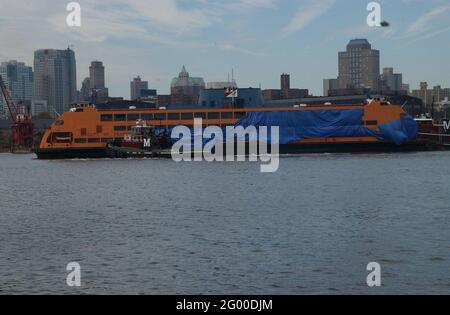 Manhattan, NY, États-Unis. 30 mai 2021. Le navire de ferry de Staten Island Andrew J.Barberi, montré ici en train d'être remorqué sur un quai sec.il s'est écrasé à pleine vitesse dans un quai d'entretien de béton au terminal de St.George.onze personnes ont été tuées et 70 blessées.le pilote Richard J.Smith et le directeur Patrick Ryan ont plaidé coupable et ont été emprisonnés pour l'homicide involontaire coupable des marins. Crédit : C. Neil Decrescenzo/ZUMA Wire/Alamy Live News Banque D'Images