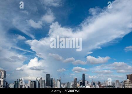 Tempête de nuages sur le district de Thong Lo à Bangkok en Thaïlande Banque D'Images