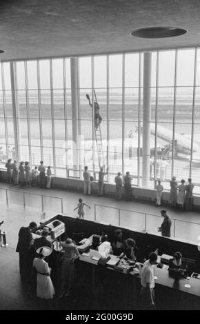 Dans la salle d'attente principale de l'aéroport municipal de Washington, DC, juillet 1941 Banque D'Images