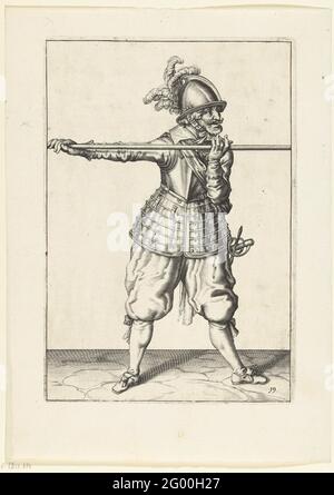 Soldat portant sa brochette avec les deux mains horizontalement à hauteur d'épaule; Arms handhe van Roers Musquettes et The Splies. Un soldat, pour les pieds, qui porte une brochette (lance) avec les deux mains horizontalement à la hauteur de l'épaule. Cet imprimé fait partie de la gamme de 32 imprimés numérotés de brochettes des bras. Banque D'Images