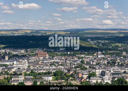 Vue aérienne de Trèves par beau jour d'été avec ciel bleu et nuages avec la basilique Constantine, Allemagne Banque D'Images