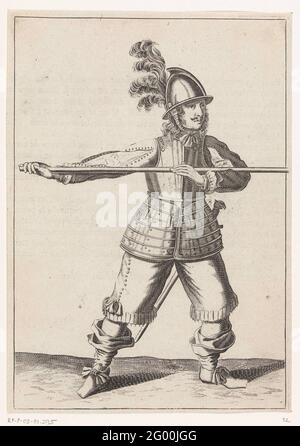 Soldat portant sa brochette avec les deux mains horizontalement à hauteur d'épaule, sa main droite au pied de l'arme, ca. 1645. Un soldat, plein de brochette, portant une brochette (lance) avec les deux mains horizontalement à hauteur de l'épaule, sa main droite au pied de l'arme. C'est le troisième acte pour abaisser la brochette à continuer sous un gain. Imprimé au dos avec texte en français. Copie libre à la plaque 14 dans les instructions pour la manipulation de la brochette dans l'opéra d'armes de J. de Gheyn. Warness autour de 1600. Banque D'Images