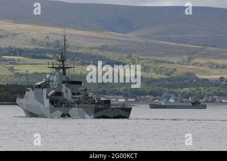 HMS Tamar (P233), un navire de patrouille de la classe du Lot 2 exploité par la Marine royale, dans son schéma de camouflage éblouissant récemment appliqué, au large de Greenock sur le Firth de Clyde, aux côtés du chasseur de mines de la Marine royale HMS Blyth (M111). Banque D'Images