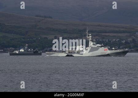 HMS Tamar (P233), un navire de patrouille de la classe du Lot 2 exploité par la Marine royale, dans son schéma de camouflage éblouissant récemment appliqué, au large de Greenock sur le Firth de Clyde, aux côtés du chasseur de mines de la Marine royale HMS Blyth (M111). Banque D'Images