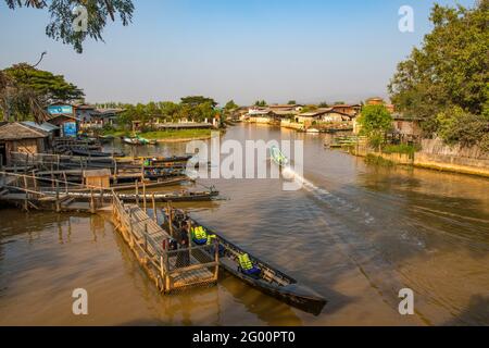 Rivière de Nyaung Shwe, près du lac Inle Banque D'Images